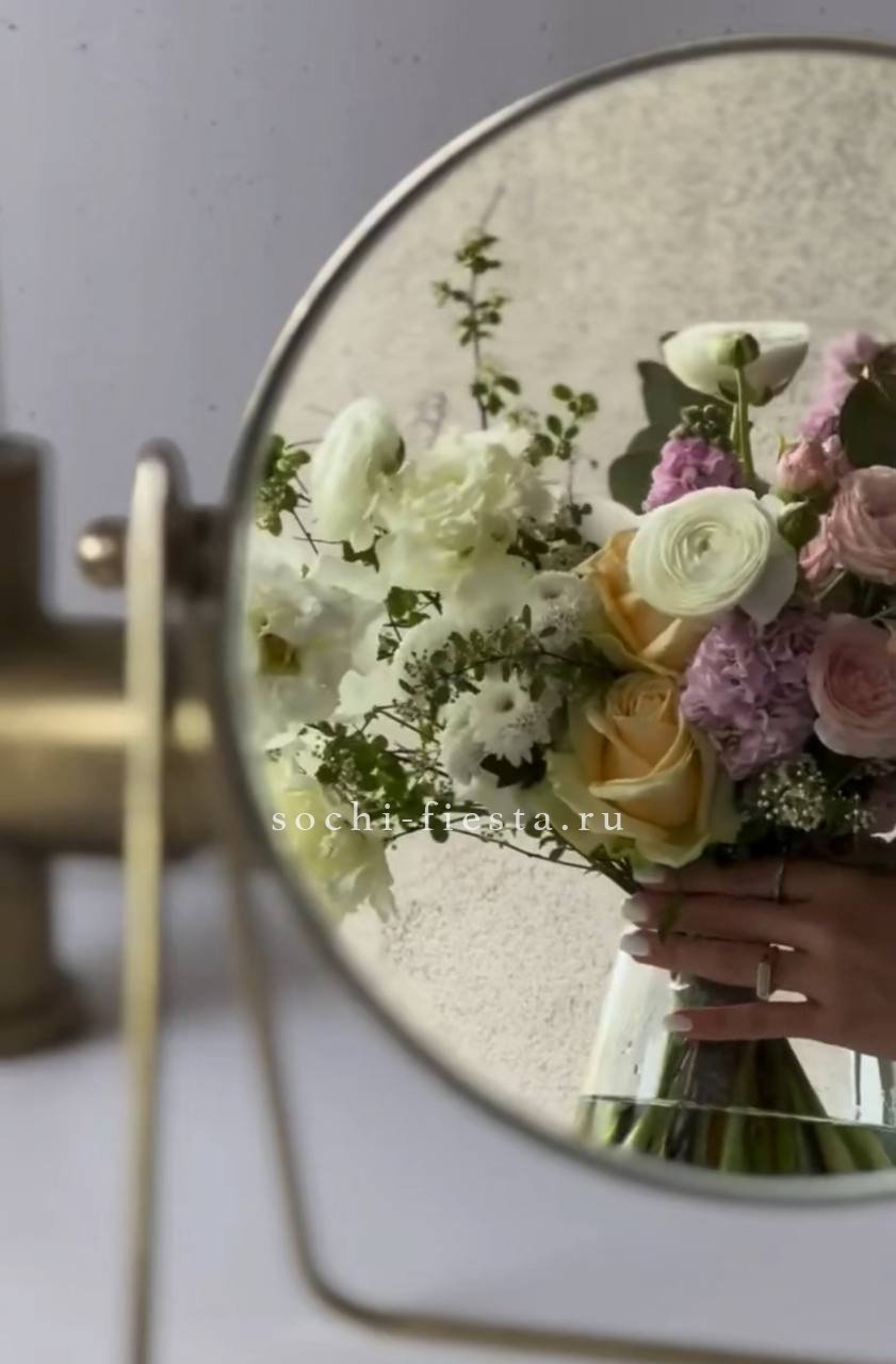 ежемесячный авторский подписочный букет из роз и хризантемы от местного флориста