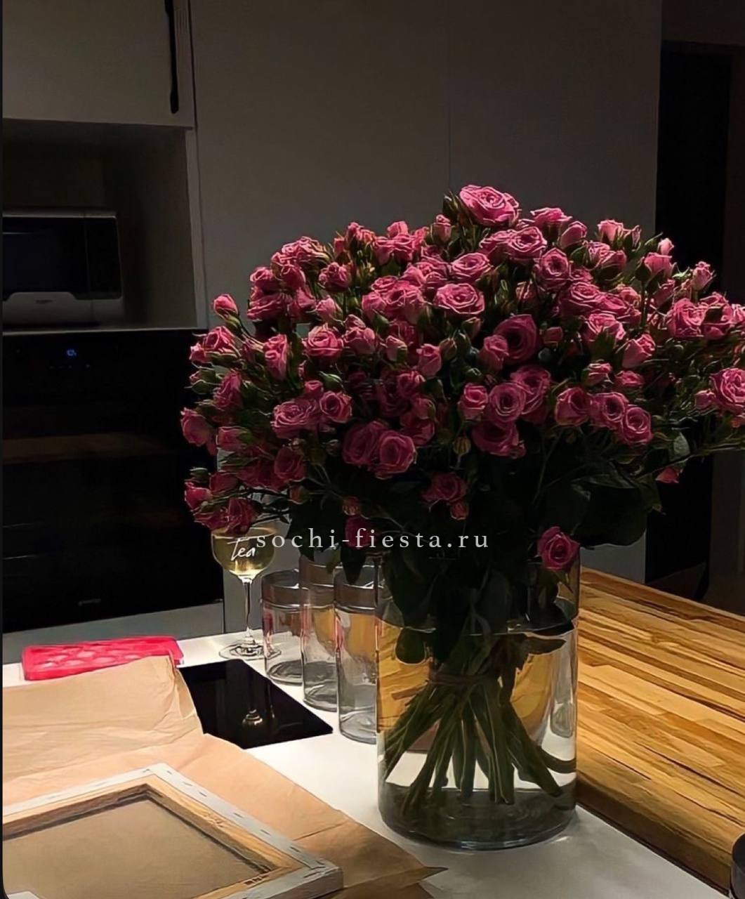 подписка-подарок на еженедельные букеты для мамы или близкого человека с сертификатом от флориста