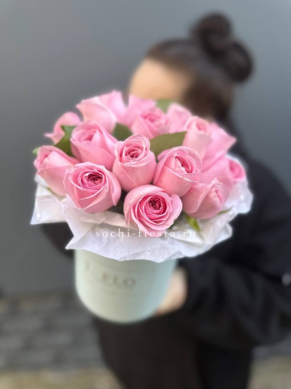 зимняя композиция с амариллисом и еловыми ветвями в Барнауле