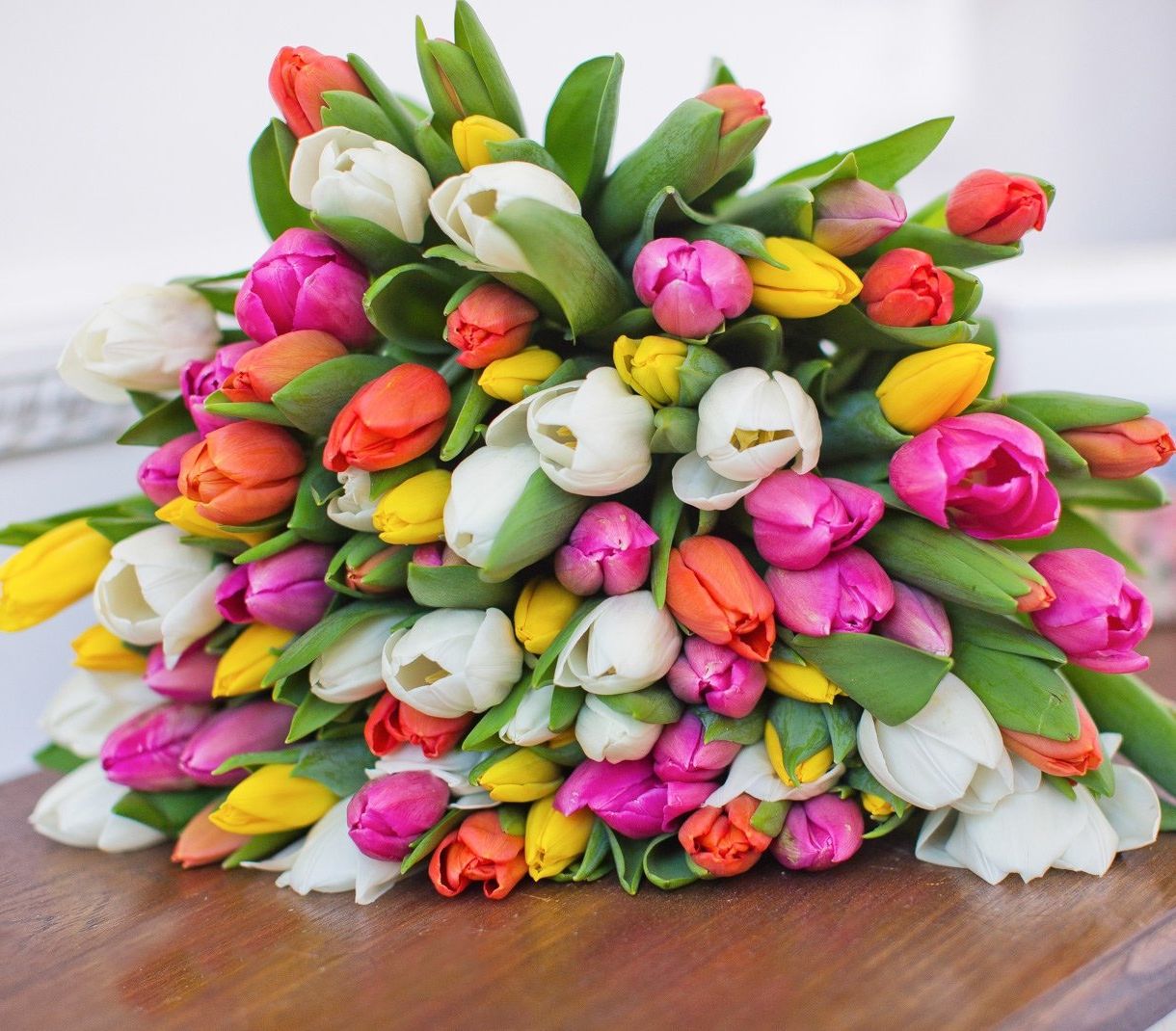 классическая корзина с лилиями и розами для юбилея в Барнауле