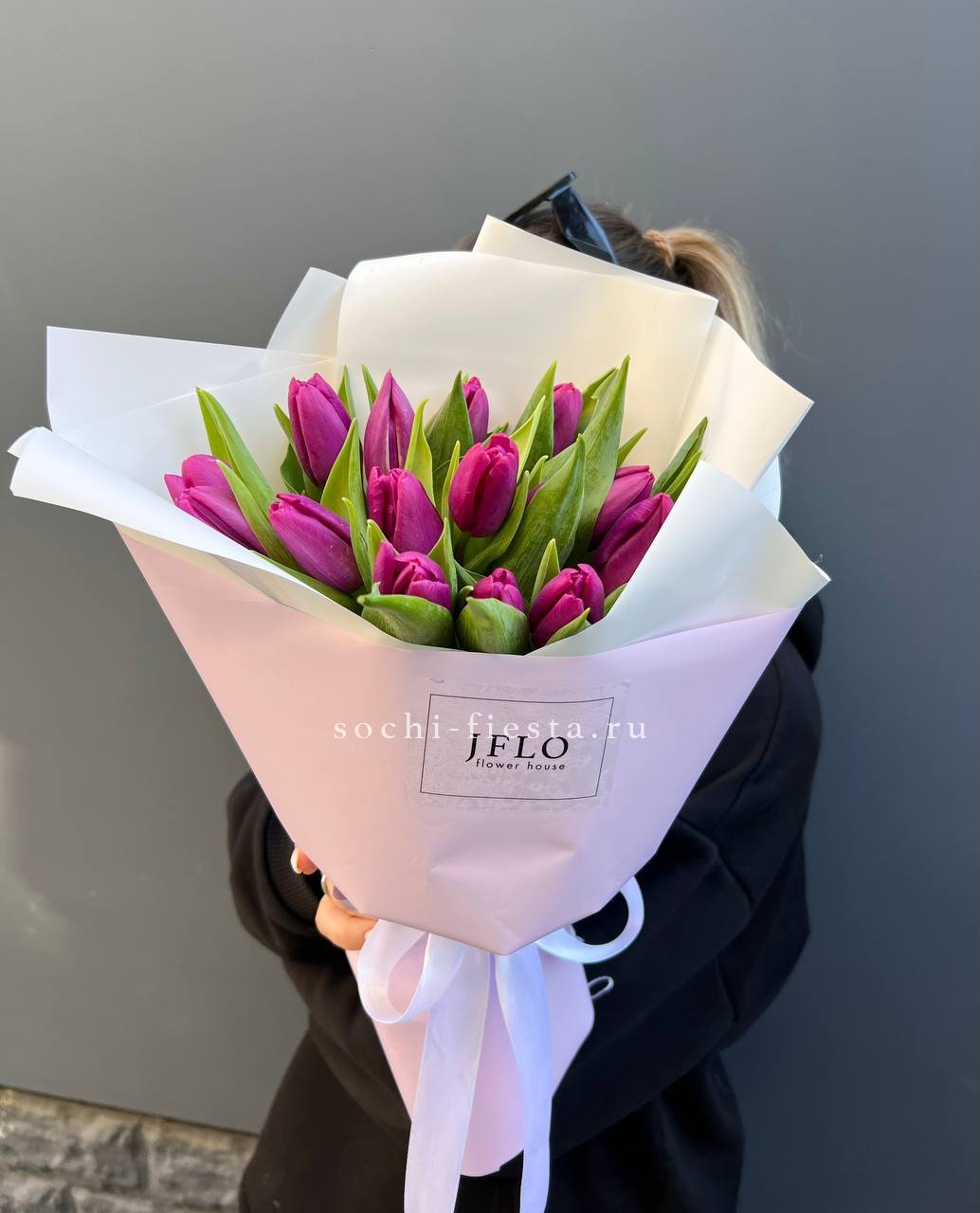 видовой каталог с розами и хризантемами в студии флористики в Барнауле