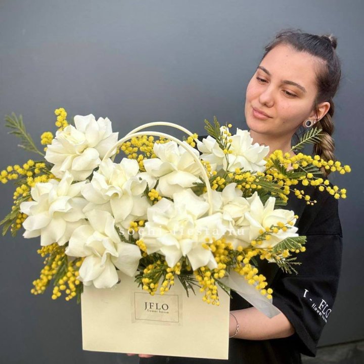 Французские Розы и мимоза  в сумочке  в Барнауле