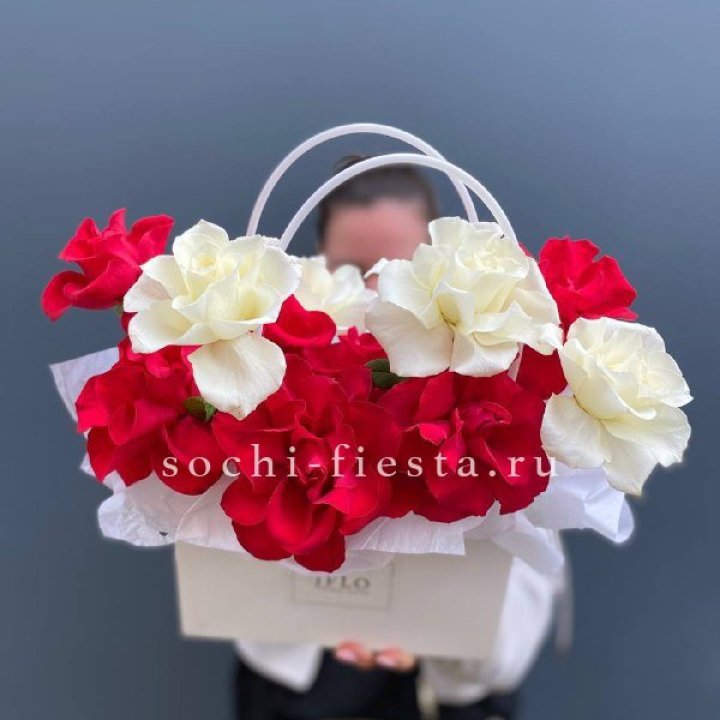 Сумочка  красных и белых роз в Барнауле