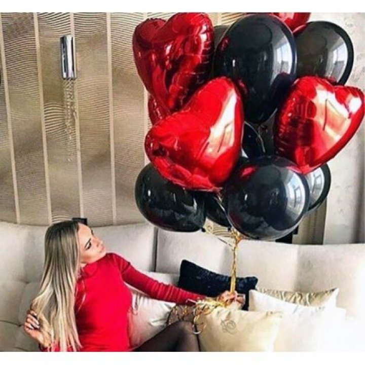 Фонтан из красных сердец с чёрными шарами  в Барнауле