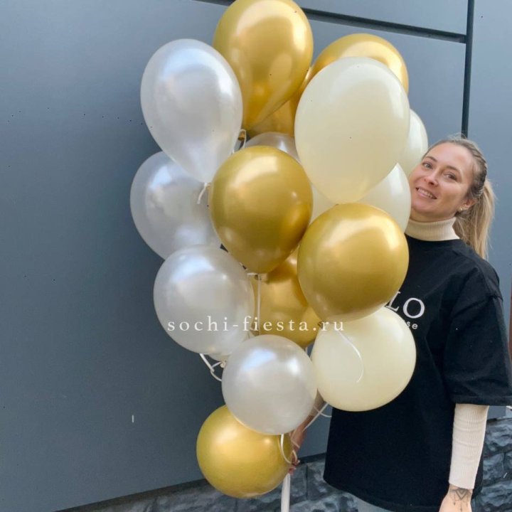 Облако шаров из белого и золотого оттенков в Барнауле
