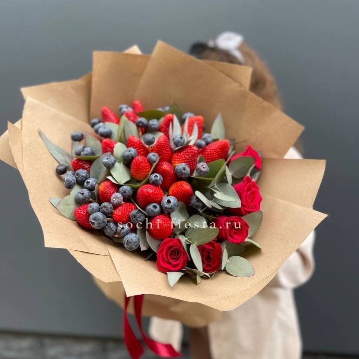 Клубника и голубика с цветами в Барнауле