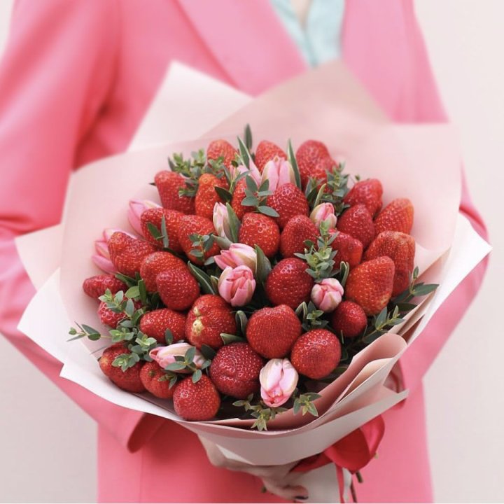 Тюльпаны и клубника в Барнауле