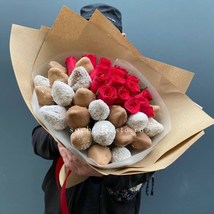 Розы и клубника в шоколаде Мерси в Барнауле