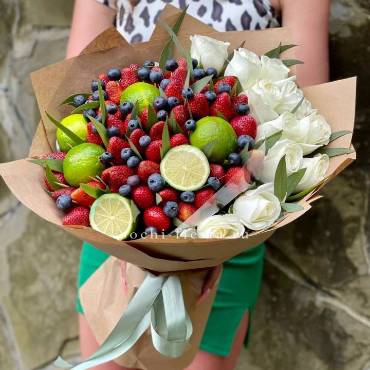Ягодно-цитрусовый букет с розами в Барнауле