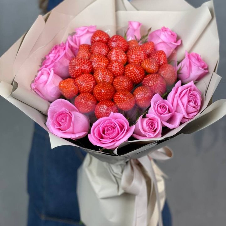Клубника и розы в Барнауле