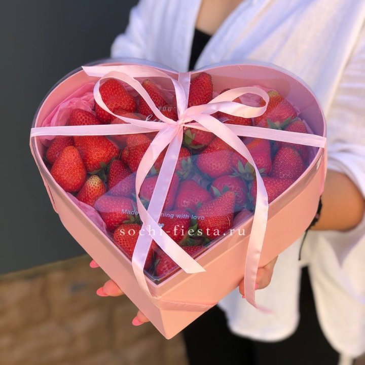 Коробочка сердце  с клубникой в Барнауле