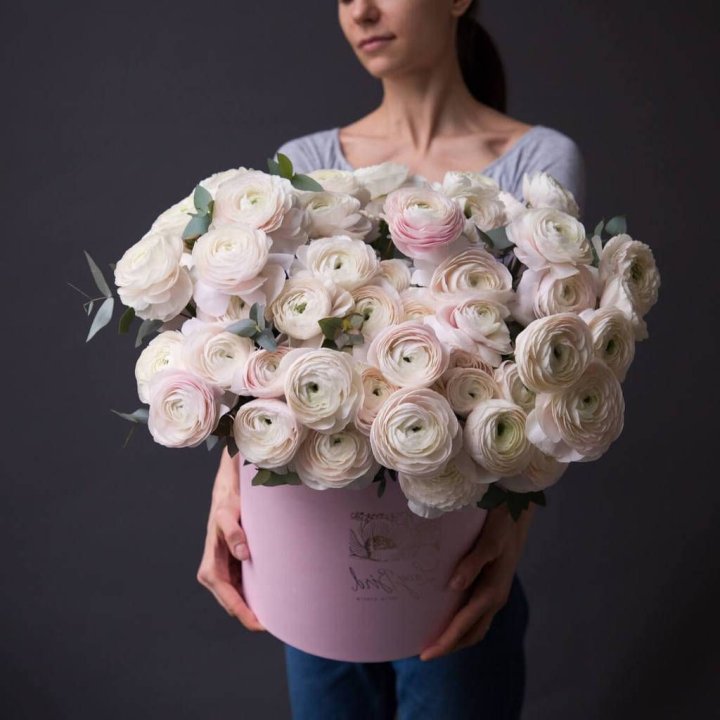 Бокс с ранункулюсами в Барнауле