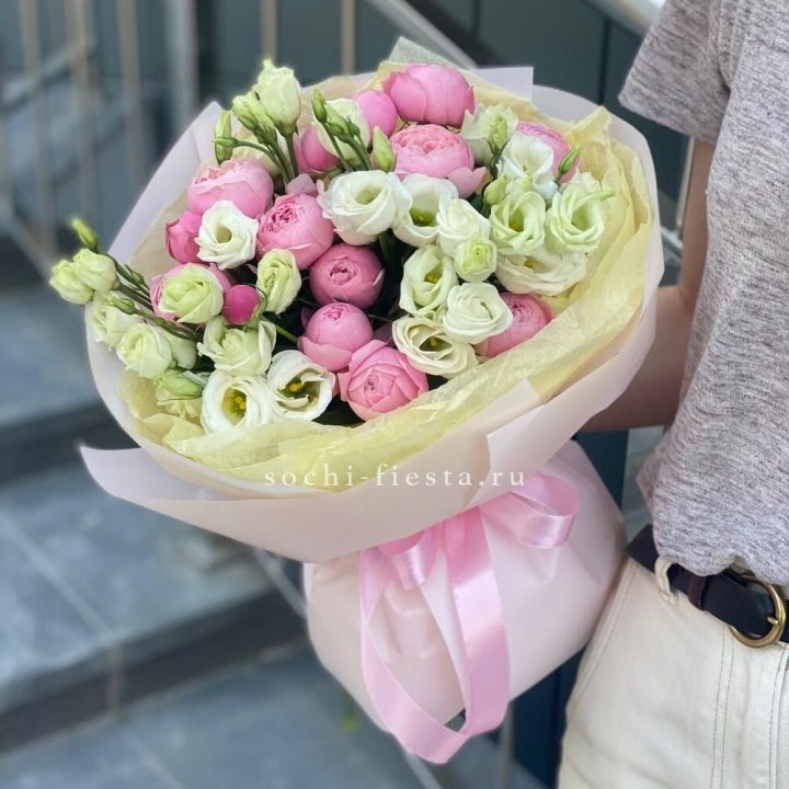 Букет кустовых роз с эустомой в Барнауле