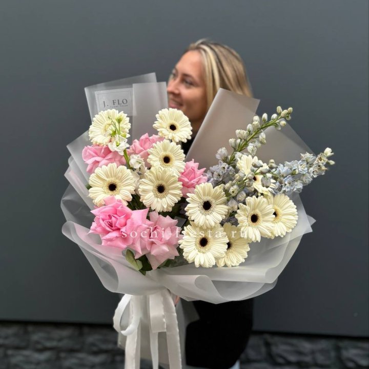 Букет роз и гербер в Барнауле