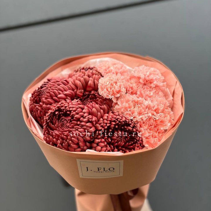 Букет хризантем и диантусов  в Барнауле