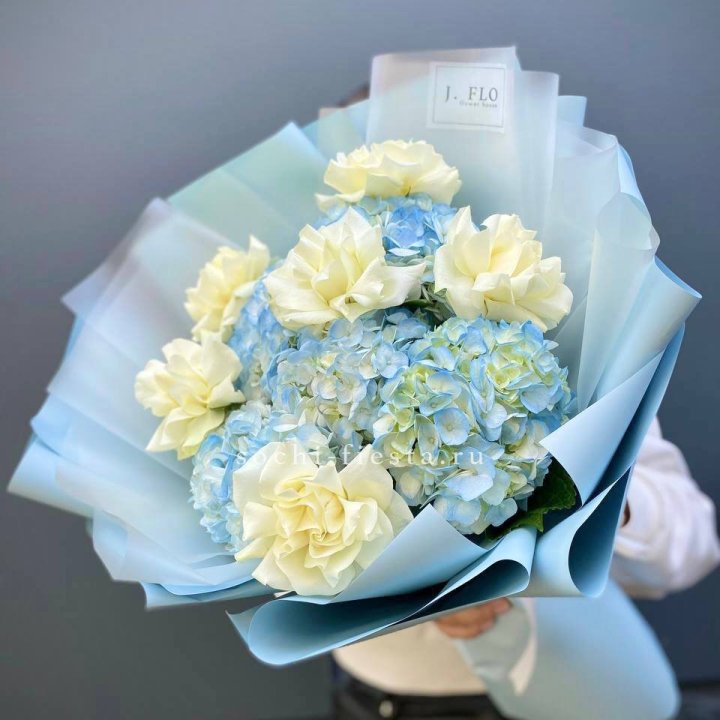  Букет из голубых гортензий и роз  в Барнауле