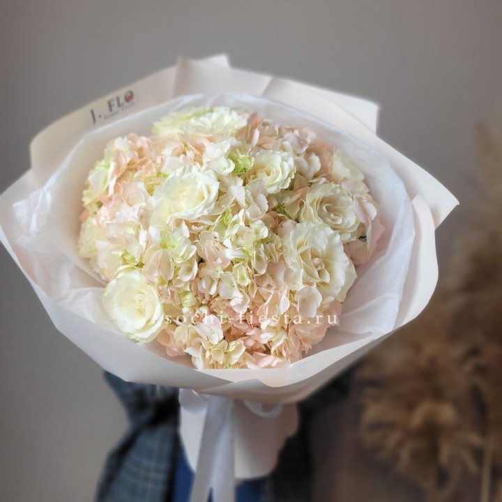  Букет гортензии и роз  в Барнауле