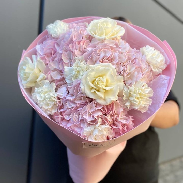  Букет гортензий и роз  в Барнауле