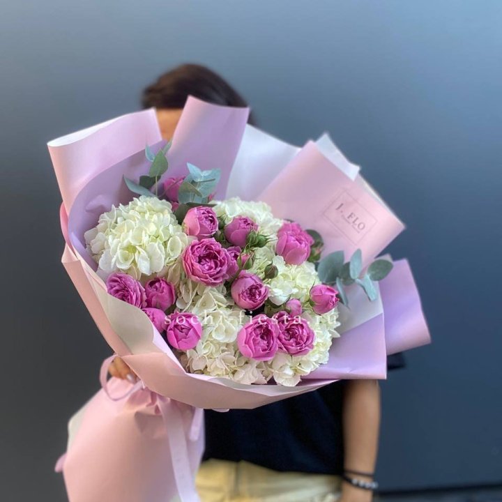 Букет белых гортензий и пионовидных роз  в Барнауле