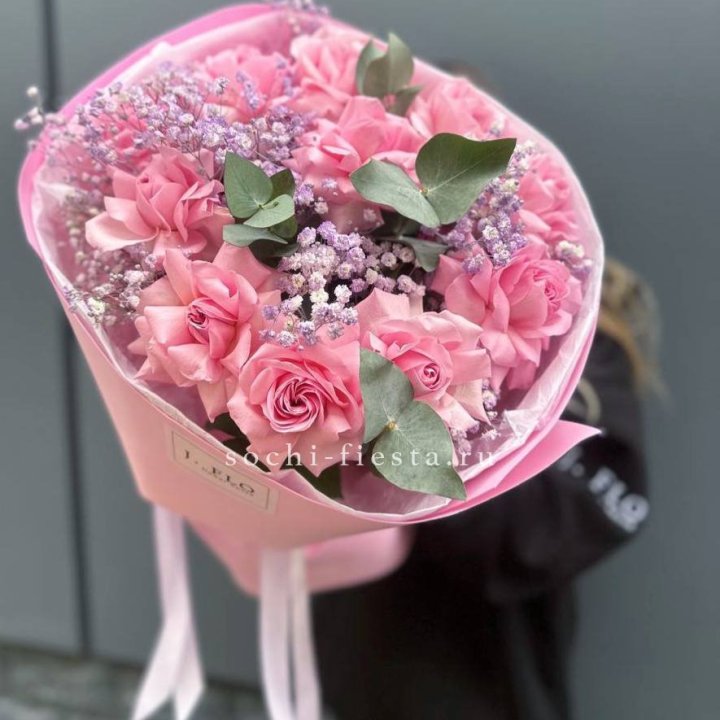 Розовые французские розы с гипсофилой в Барнауле