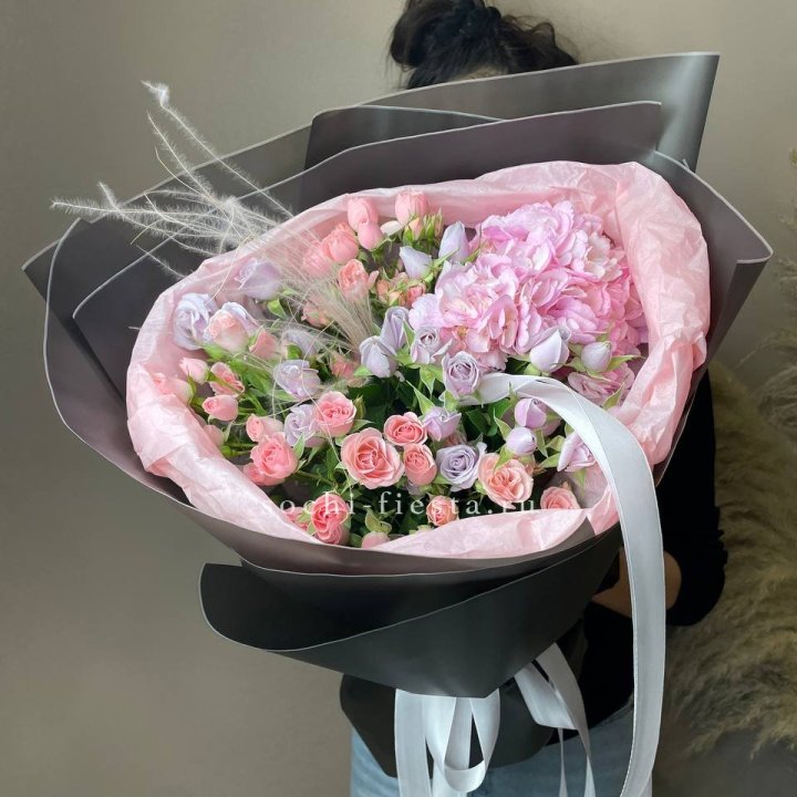  Букет гортензии и роз "Саперави" в Барнауле