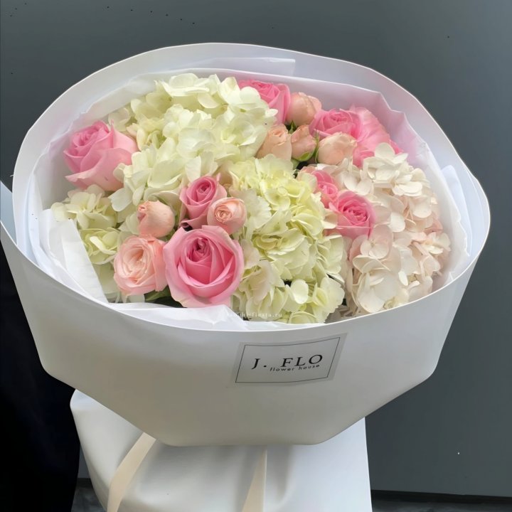  Букет гортензии и роз  "Тиамо" в Барнауле