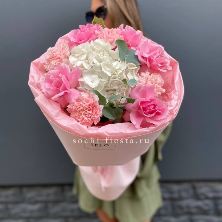  Букет роз и гортензии "Навола" в Барнауле