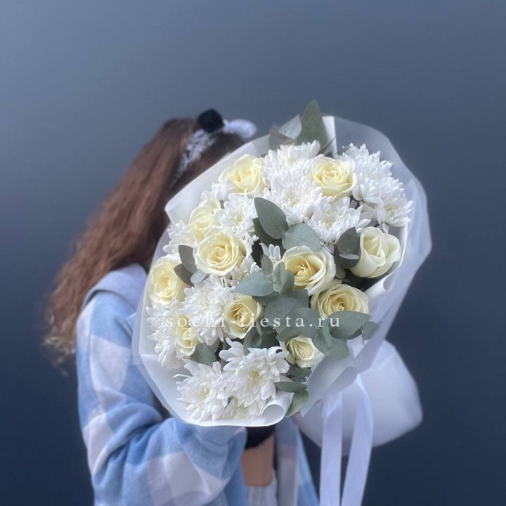  Букет белых роз с хризантемой  в Барнауле