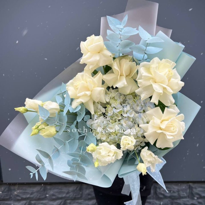 Букет с гортензией и белыми французскими розами в Барнауле