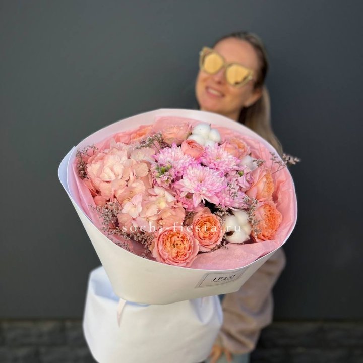 Букет гортензии и кустовых роз  в Барнауле