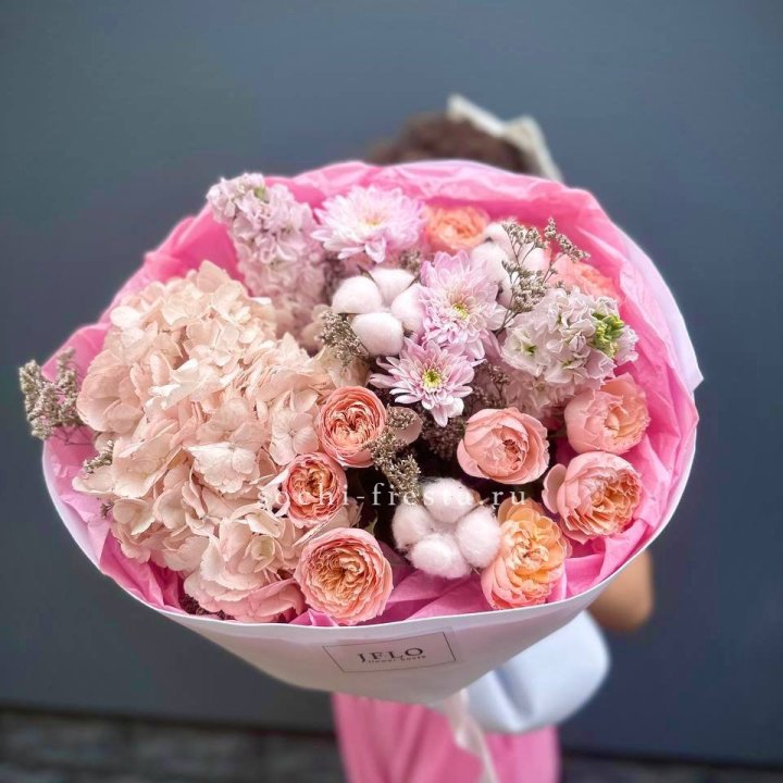 Букет гортензии и кустовых роз "Абрассо" в Барнауле