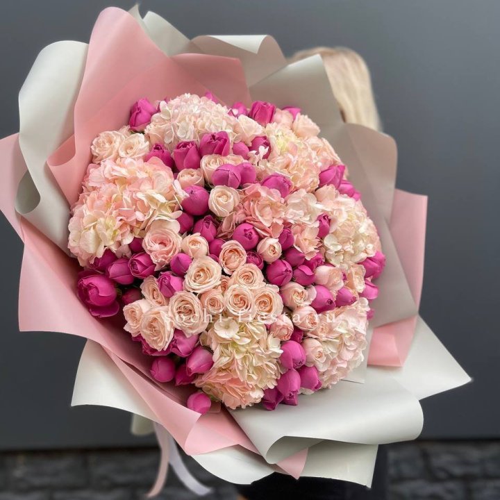 Букет кустовые розы и гортензия в Барнауле