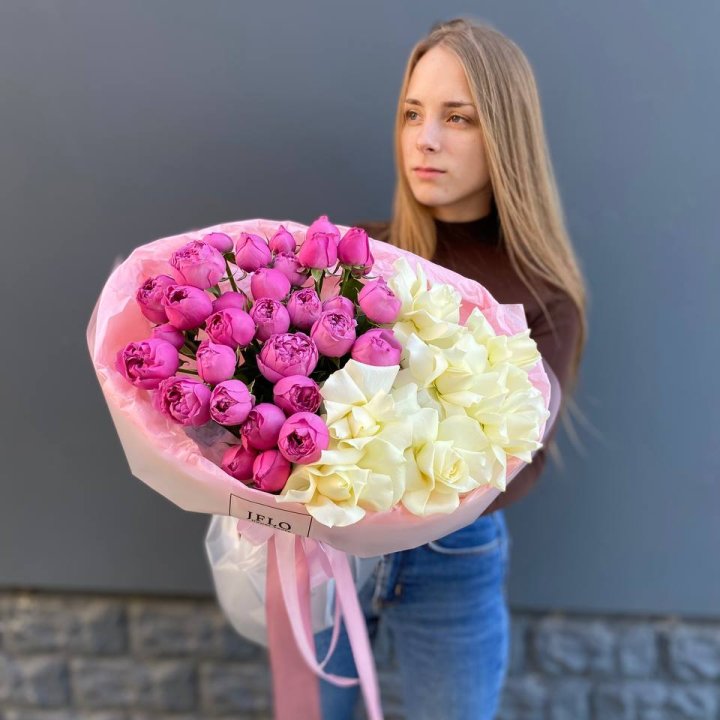 Дуо белых и кустовых роз в Барнауле