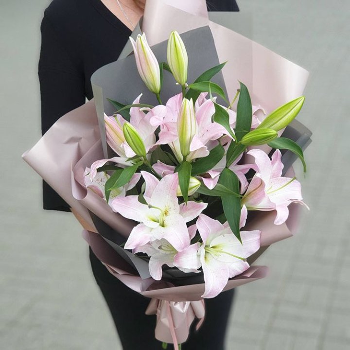 Букет розовых лилий в Барнауле