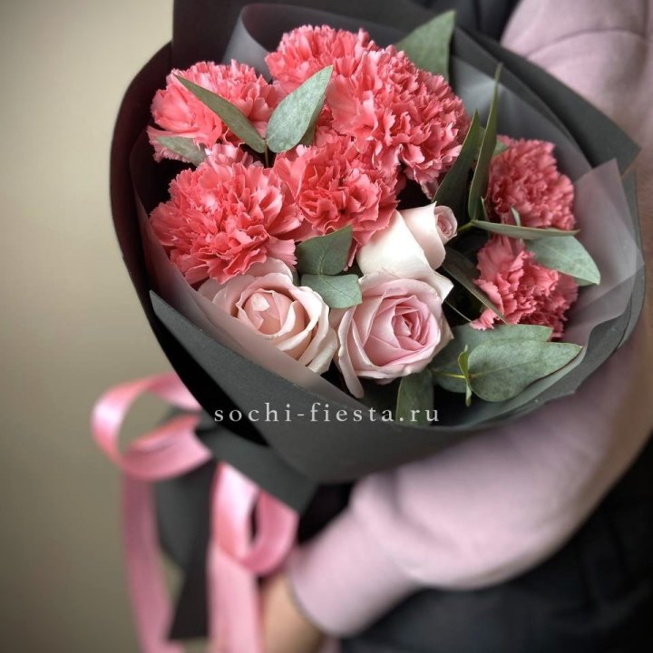Букет из роз и диантусов "Пенелопа" в Барнауле