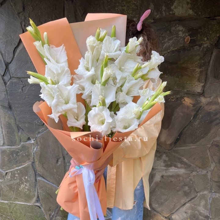 Букет белых гладиолусов  в Барнауле