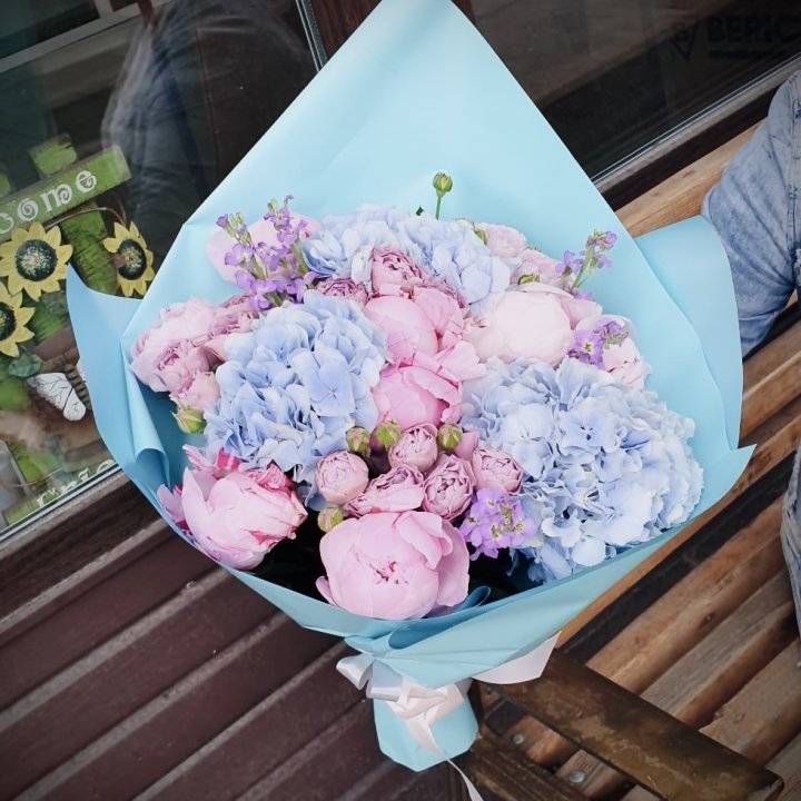Букет с гортензиями "Блубери" в Барнауле