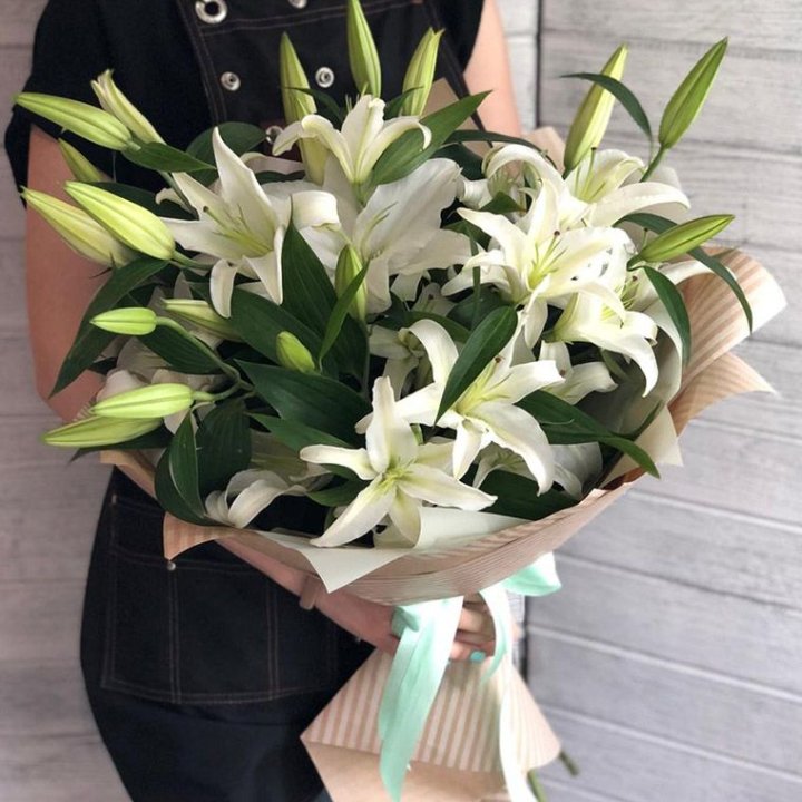 Букет белых лилий в Барнауле