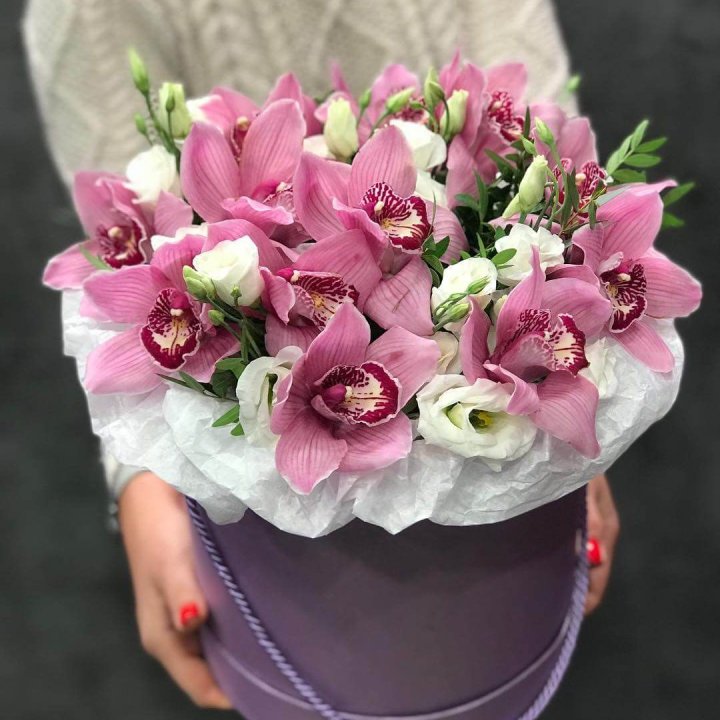 Орхидея и эустома в шляпной коробке в Барнауле