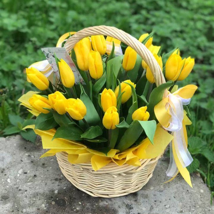 25 желтых тюльпанов в корзине в Барнауле