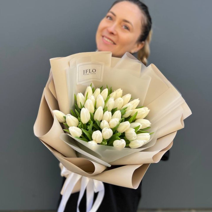 35 белых тюльпанов в Барнауле