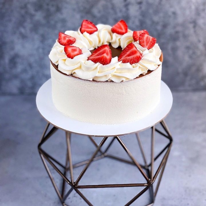 Торт "Клубника со сливками" в Барнауле