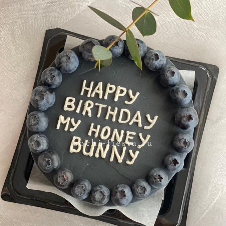 Бенто-торт "С днем рождения" с ягодами в Барнауле