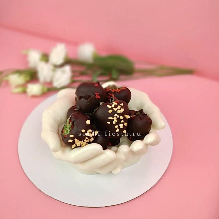 Клубника в шоколаде на шоколадных ладонях  в Барнауле