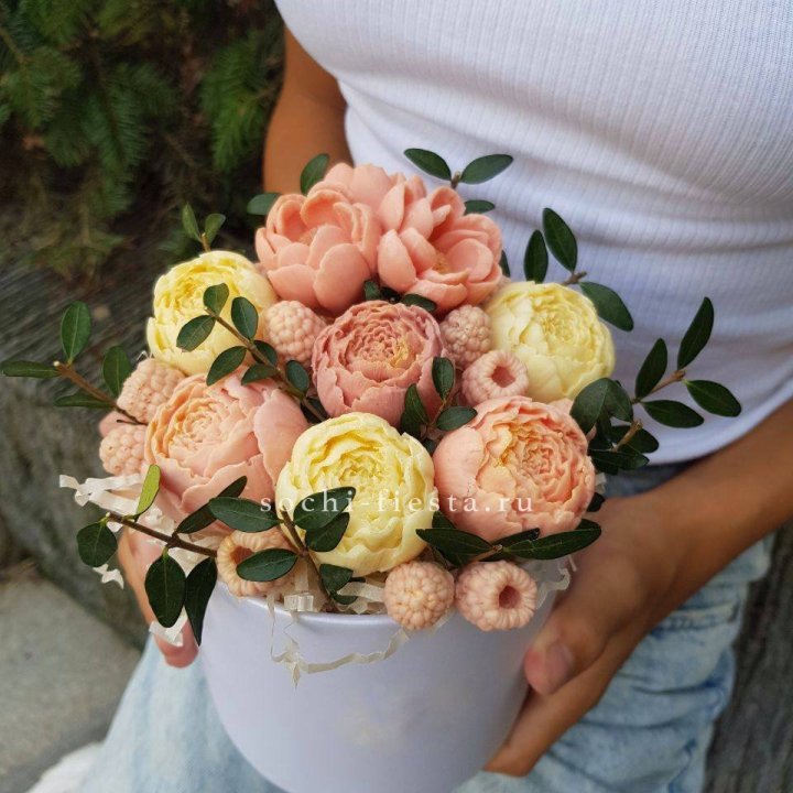 Шоколадный букет с ягодами в Барнауле