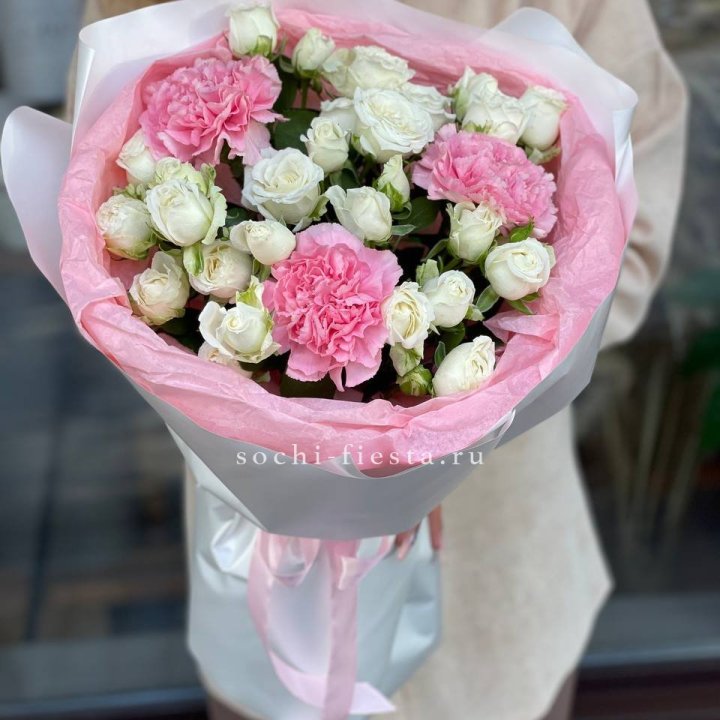 Букет розы с диантусами "Блэш" в Барнауле