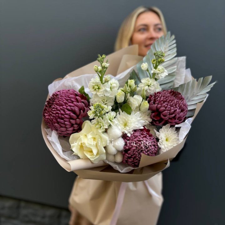 Хризантемы с маттиолой розами эустомой Чика в Барнауле