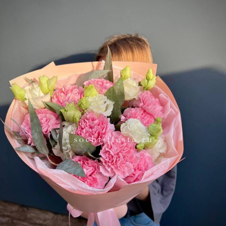 Букет гвоздик и  эустом "Сири" в Барнауле