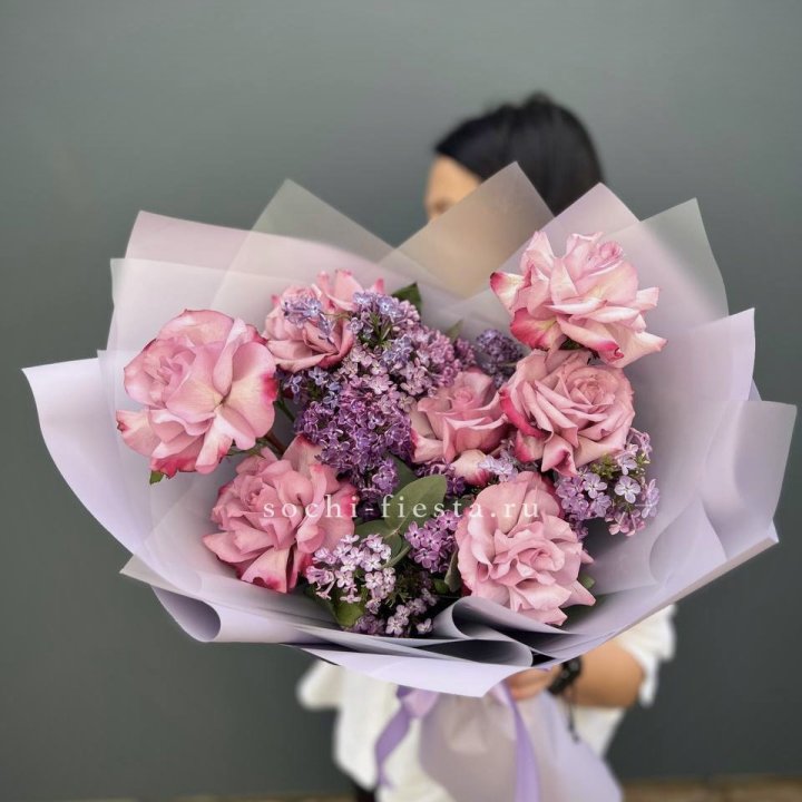 Букет из розовых роз и сирени в Барнауле