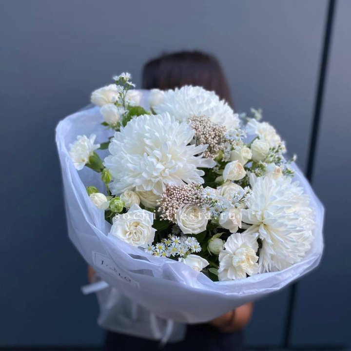 Букет хризантем и роз вайт шотс в Барнауле